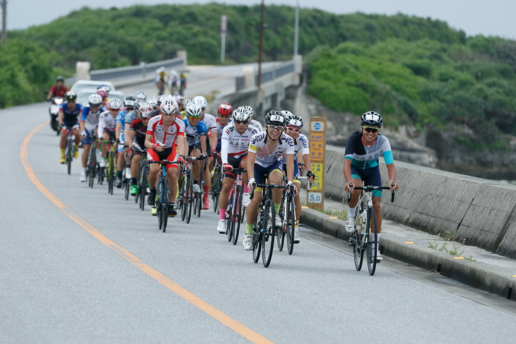 落ち着いたメイン集団。先頭にいるのは昨年覇者の杉本雄隆(CYCLISM）