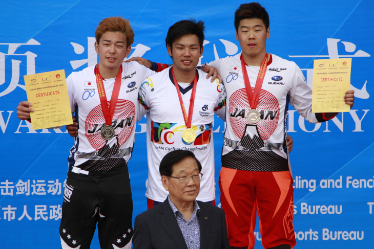 男子エリート表彰式(左より2位の吉井、優勝の吉村、3位の松下)