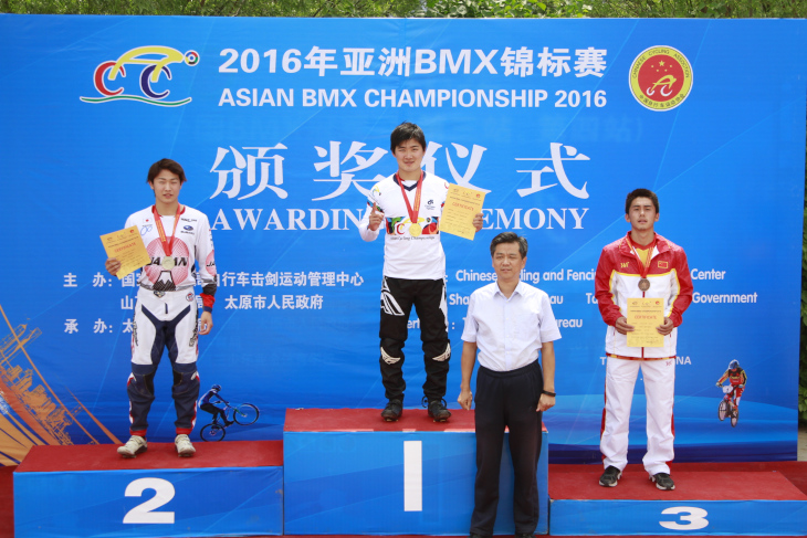 男子ジュニア表彰式(左:2位の池上、中央:優勝の山口)