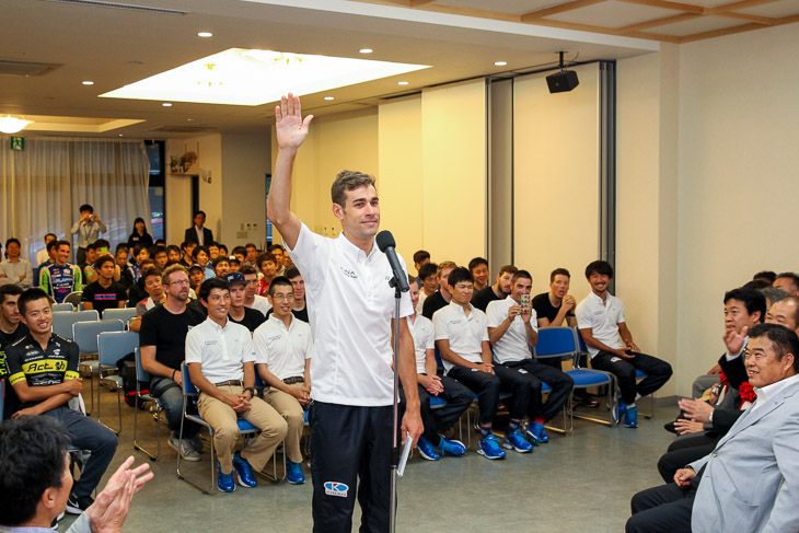 流ちょうな日本語で選手宣誓するのはリカルド・ガルシア（キナンサイクリングチーム）