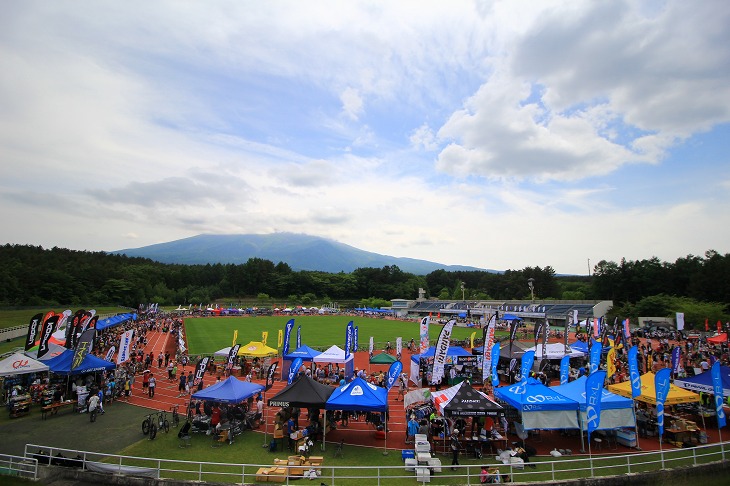 大会前日 富士山は雲に包まれていたが北麓公園には多くの参加者と協賛社が集まった