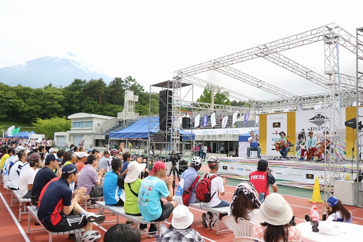 ステージでは様々な催しが行われ、多くの人が集まった。