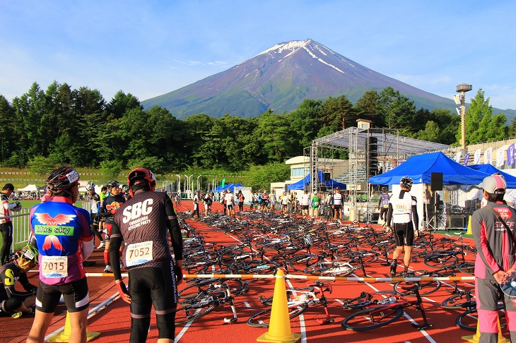 富士山を前に沢山のバイクが並べられた