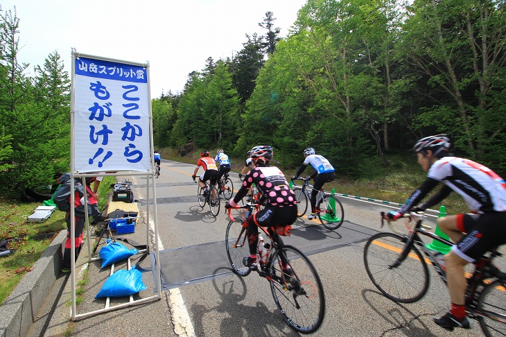 「ここからもがけ！！」山岳スプリット賞の開始地点