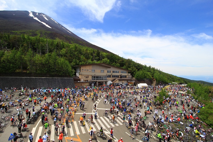 富士山に見守られながら登り切ったサイクリストたちで埋め尽くされた五合目
