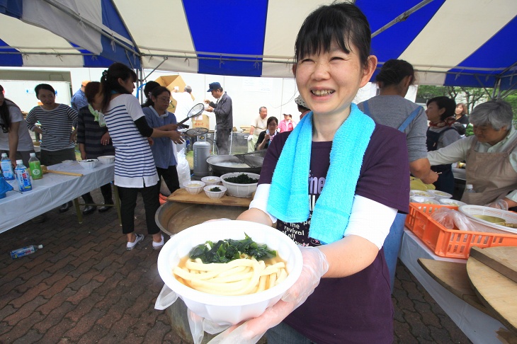 富士吉田の名物吉田うどんが振る舞われる