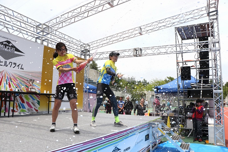 男女の総合優勝者がシャンパンファイト!
