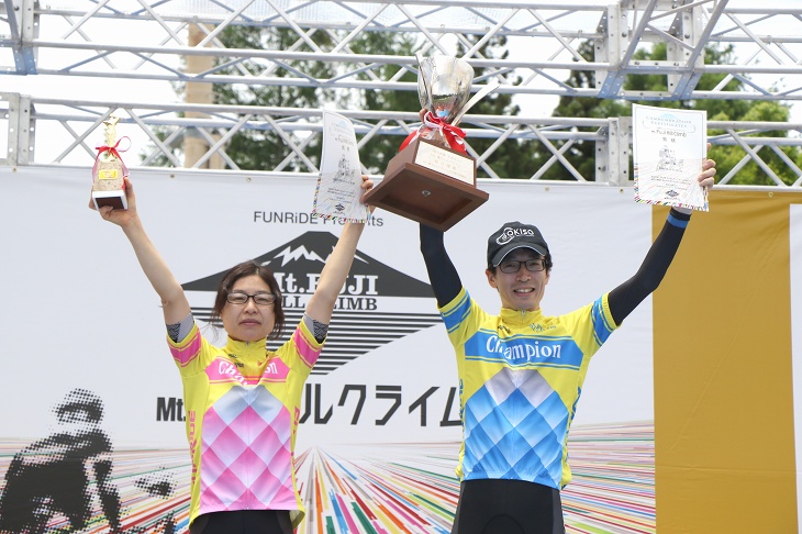 男子の総合優勝者である森本誠さんと女子の総合優勝者である近藤民子さん