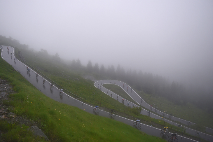 雨と霧に包まれた超級山岳クラウセン峠の下り