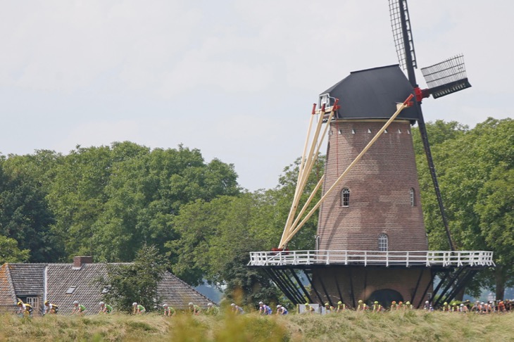 オランダ名物の風車の横を走るプロトン