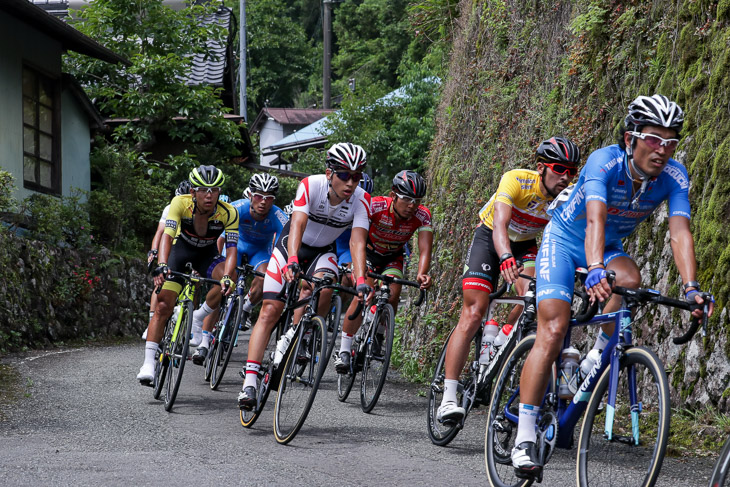 小口集落の間を抜けるリーダージャージ