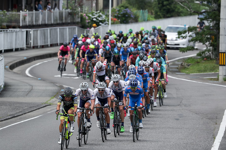 6周目、追走はチーム右京、愛三工業、キナンサイクリングチームが引く