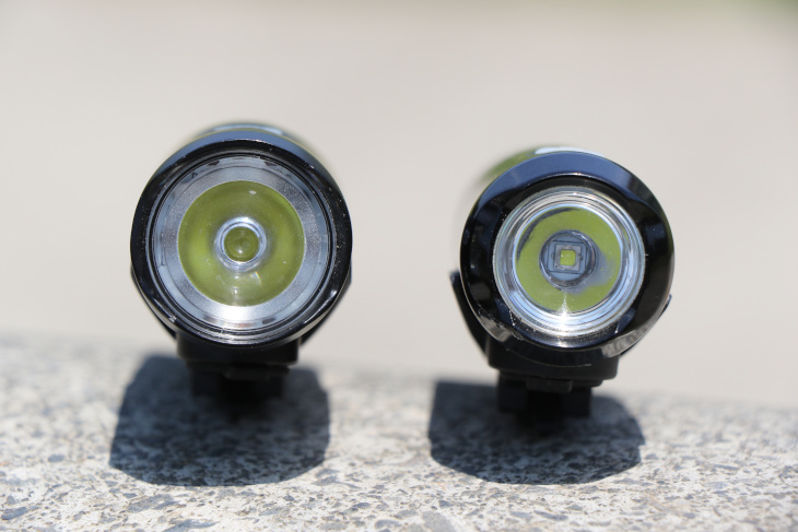 VOLT800(左)のレンズはVOLT400のものより一回り大きい