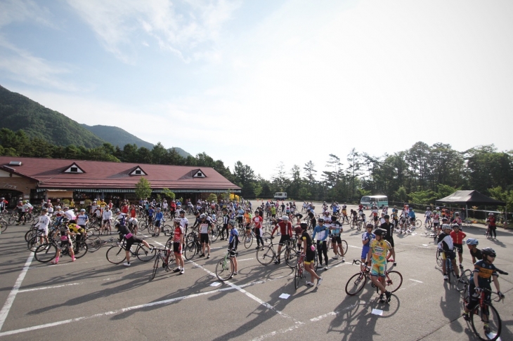 快晴の木曽駒ヶ岳麓に集まった参加者。程よくローカルな雰囲気が心地良い