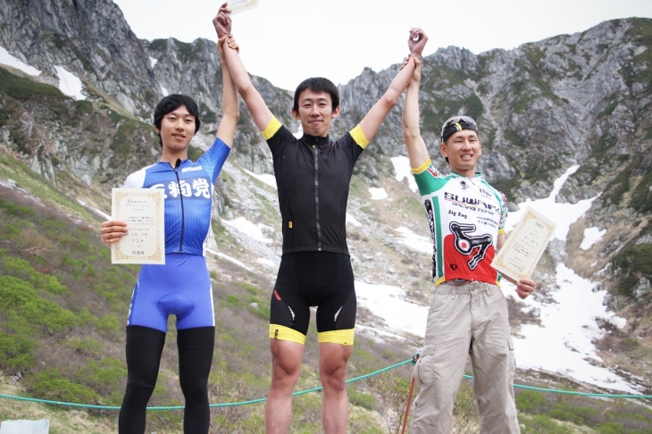 総合表彰台 優勝した加藤大貴選手の記録は33分08秒だった