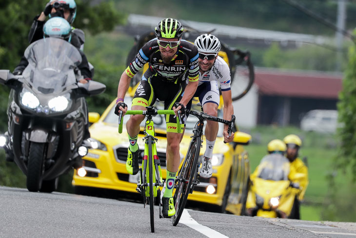 ツール・ド・熊野第２ステージラスト4km、オスカル・プジョル（チーム右京）とマルコス・ガルシア（キナンサイクリングチーム）がフィニッシュを目指す