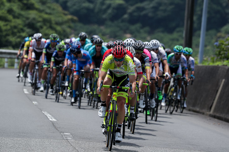 45km地点、メイン集団を引くのはポイントリーダーのジョン・アベラストゥリ(チーム右京)