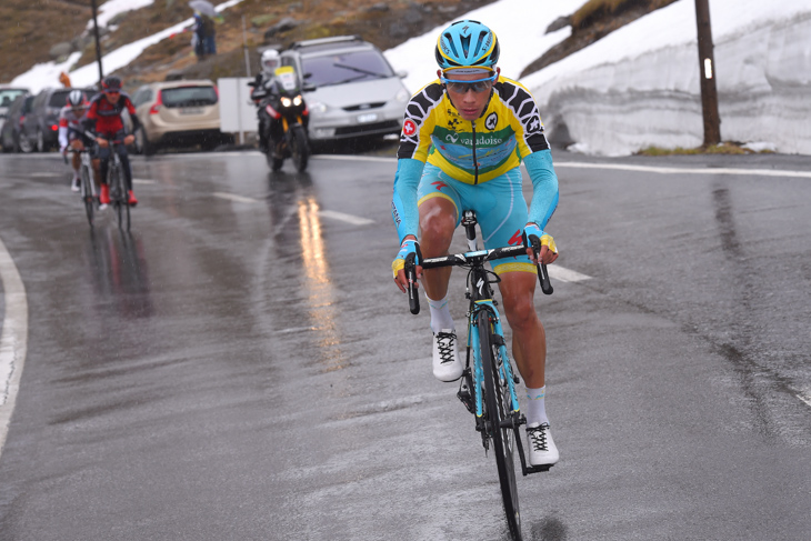 超級山岳フリュエラ峠の頂上2km手前でアタックするミゲルアンヘル・ロペスモレーノ（コロンビア、アスタナ）