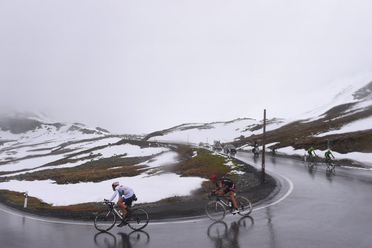 雨に濡れた超級山岳フリュエラ峠の下りをこなす選手たち