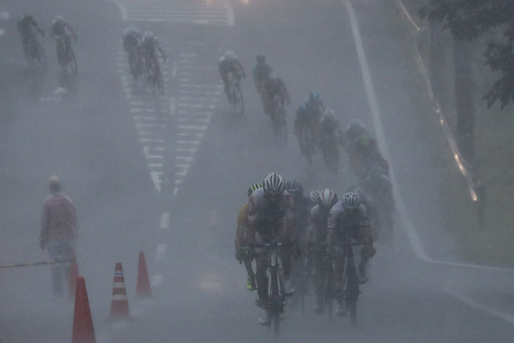 8周目後半、雨脚が強くなるがメイン集団では攻防が繰り広げられる