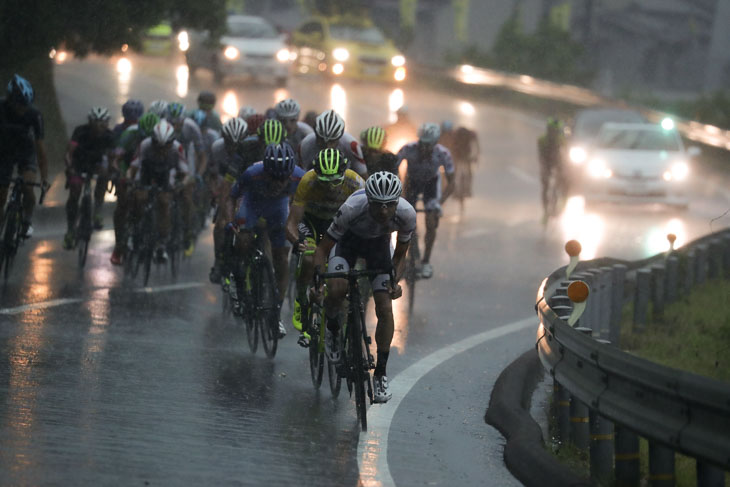 ツール・ド・熊野第３ステージ　豪雨の中マルコス・ガルシア（キナンサイクリングチーム）とオスカル・プジョル（チーム右京）の攻防が続く