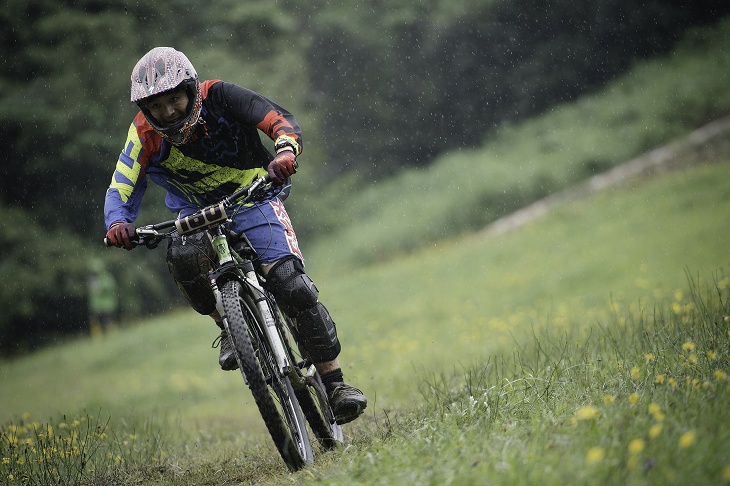 ダウンヒルシリーズを体験する機会となる、XCバイククラスを走る中野泰裕(CLICK八幡)