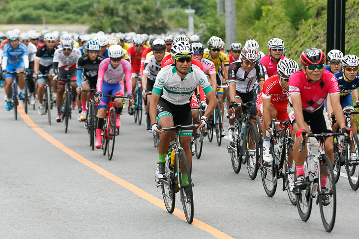 114kmレースの集団前方を走るCW編集部・綾野。なるべく前キープで中切れを避けたい