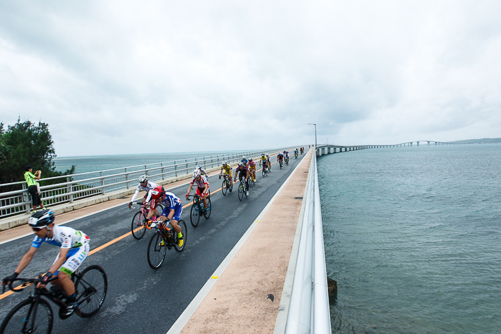 伊良部大橋を渡る集団の長い列。橋の全長は3.5kmもある!