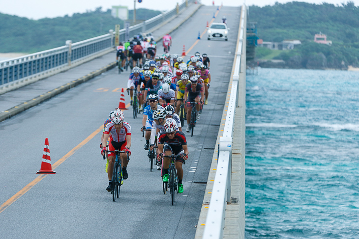 池間大橋を渡る。橋の中央部はせり上がって小山になっている（写真は184kmクラス）