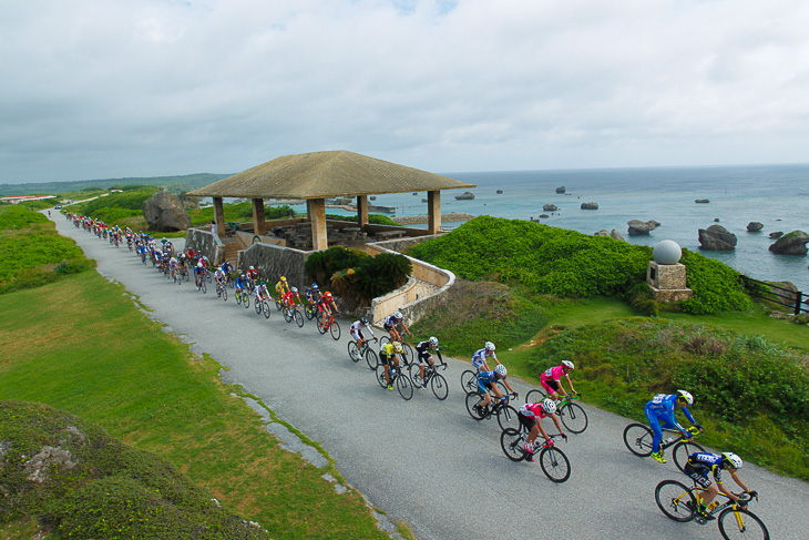 宮古島随一の観光スポット、東平安名崎へと到達した114kmレースの集団