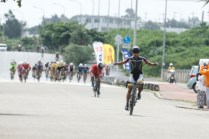 市民114kmレースのフィニッシュ。19歳の酒井駿選手が逃げ切った