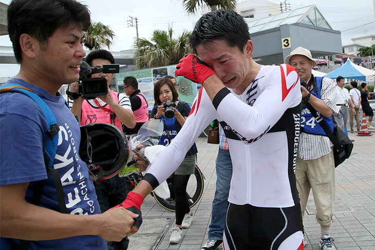 全日本TTチャンピオンのタイトルを奪還し、涙を見せる西薗良太（チームブリヂストン・アンカー）