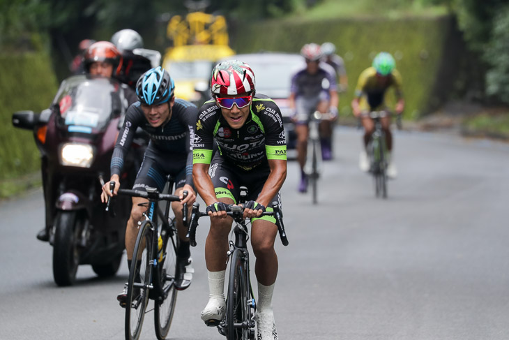 U23　8周目上り、アタックした小林海（Team KUOTA C.PAULINO）と食らいつく小橋勇利（シマノレーシング）