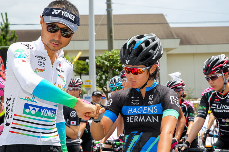 WE 與那嶺恵理(Hagens Berman Supermint)と優勝を誓う武井亨介コーチ