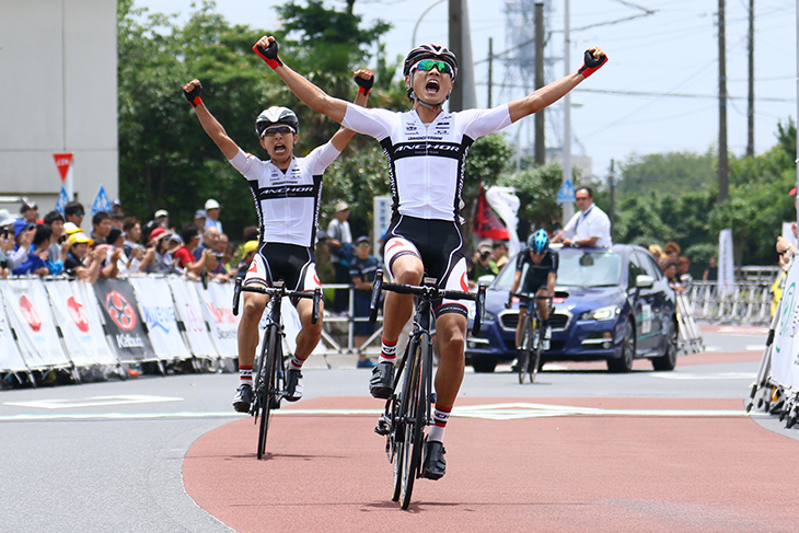 2016年の全日本選手権ロード男子エリートをワンツーフィニッシュで飾った初山翔（チームブリヂストン・アンカー）と西薗良太（チームブリヂストン・アンカー）