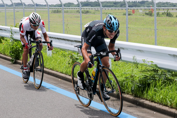 ラスト7km、11人の先頭集団から木村圭佑（シマノレーシング）がアタック、初山翔（ブリヂストンアンカーサイクリングチーム）が反応する