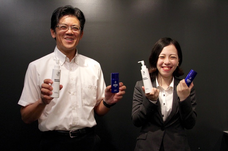 ケミカル開発グループの柴田浩之さん（左）と、アグレッシブデザイン製品担当の関山夏実さん（右）