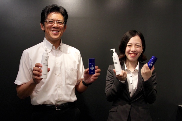 ケミカル開発グループの柴田浩之さん(左)と、アグレッシブデザイン製品担当の関山夏実さん(右)