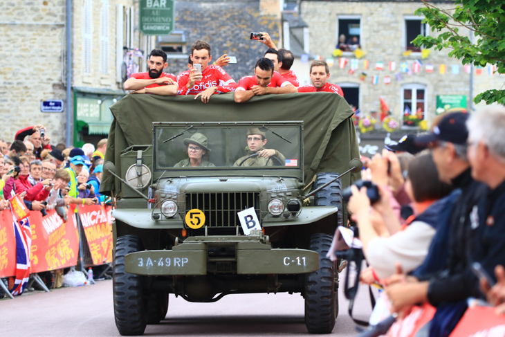 軍用車で登場するコフィディスの選手たち