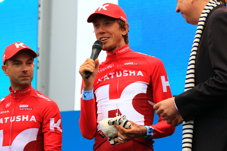 2016年ツール・ド・フランスのプレゼンテーションでインタビュワーからマイクを奪うイルヌル・ザカリン