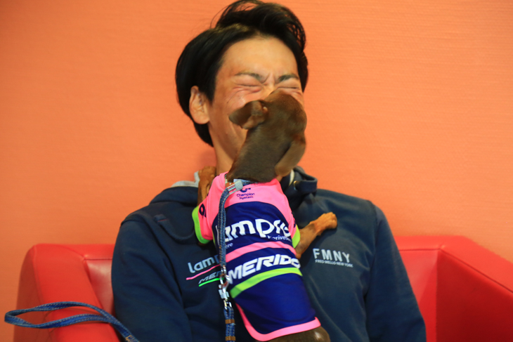 愛犬コリンちゃんもツール出場を祝福?
