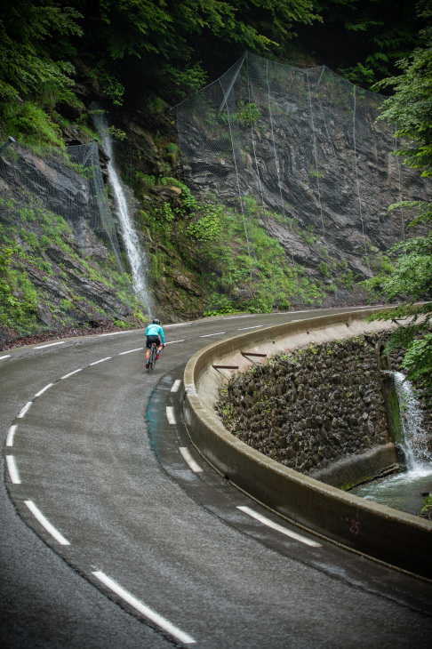 「登りでのダンシングの軽さはIZALCO MAXの大きな特徴」