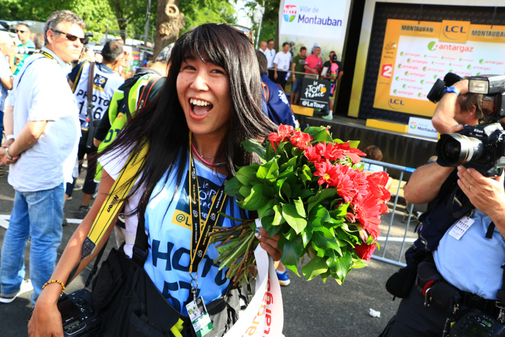 レースの現場で活躍する飯島美和さん