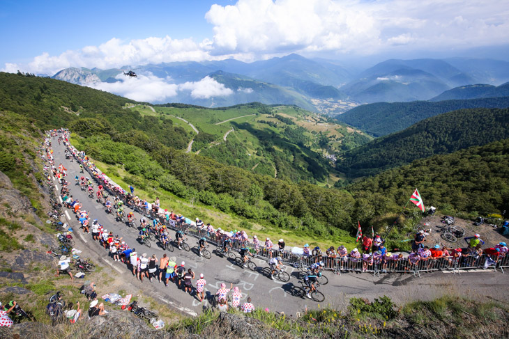 チームスカイが人数を揃えたメイン集団が1級山岳アスパン峠を登る