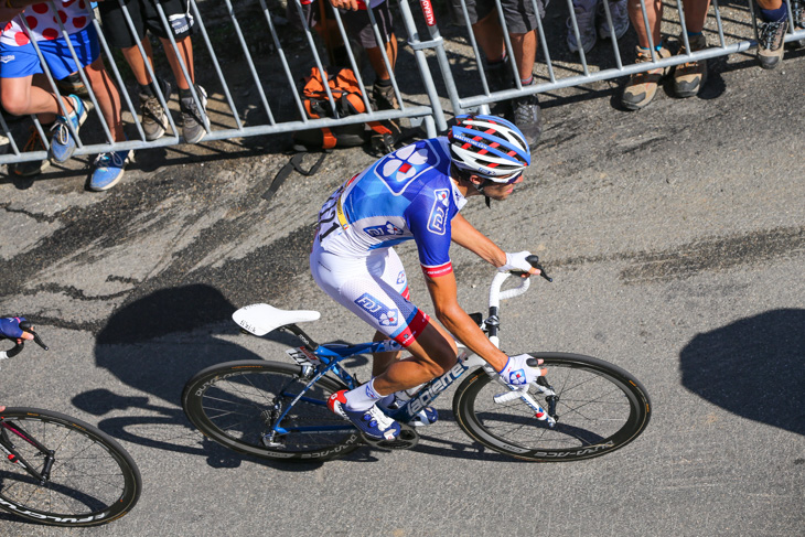 1級山岳アスパン峠でメイン集団から脱落したティボー・ピノ(フランス、FDJ)