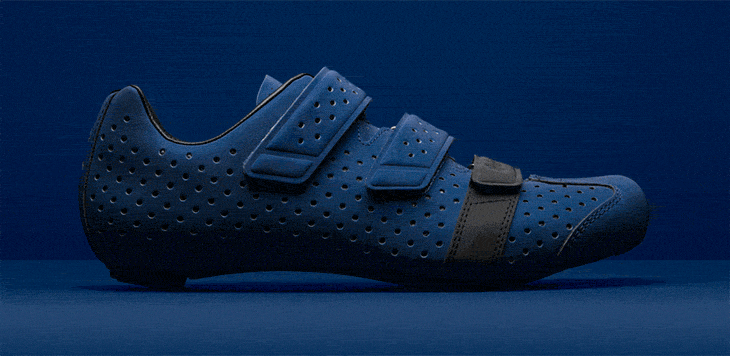 Rapha Climber’s Shoes（ブルー）。夜闇では明るく光り、ライダーの安全性を高めてくれる