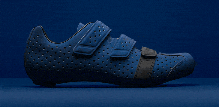 Rapha Climber’s Shoes(ブルー)。夜闇では明るく光り、ライダーの安全性を高めてくれる
