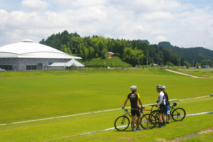 宇陀市心の森総合福祉公園の芝生を利用したグラスサイクルレースが開催される