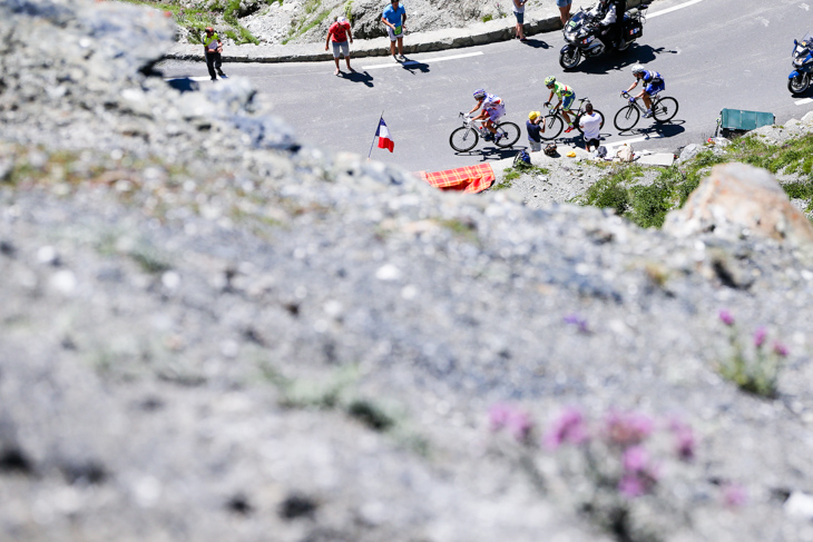 超級山岳トゥールマレー峠を登る先頭のティボー・ピノ（フランス、FDJ）ら