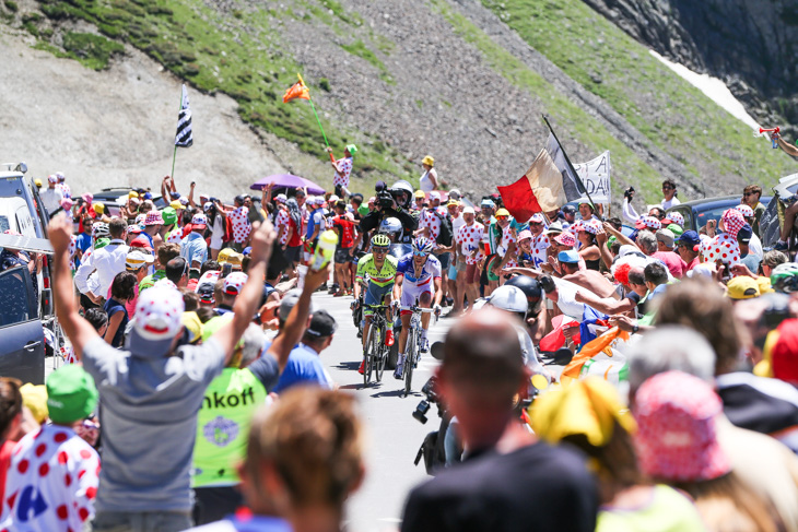 超級山岳トゥールマレー峠の頂上に差し掛かるラファル・マイカ（ポーランド、ティンコフ）とティボー・ピノ（フランス、FDJ）